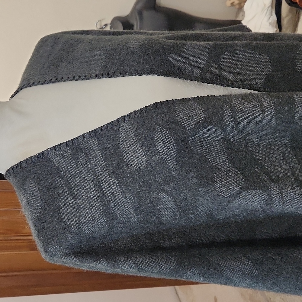 Woolrich NWOT Camo Poncho Wrap Blanket.  Size OS - Picture 4 of 7